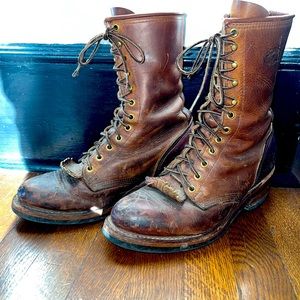 Vintage men’s lace up boots. Beautiful lace up and fringe detail on the toe.